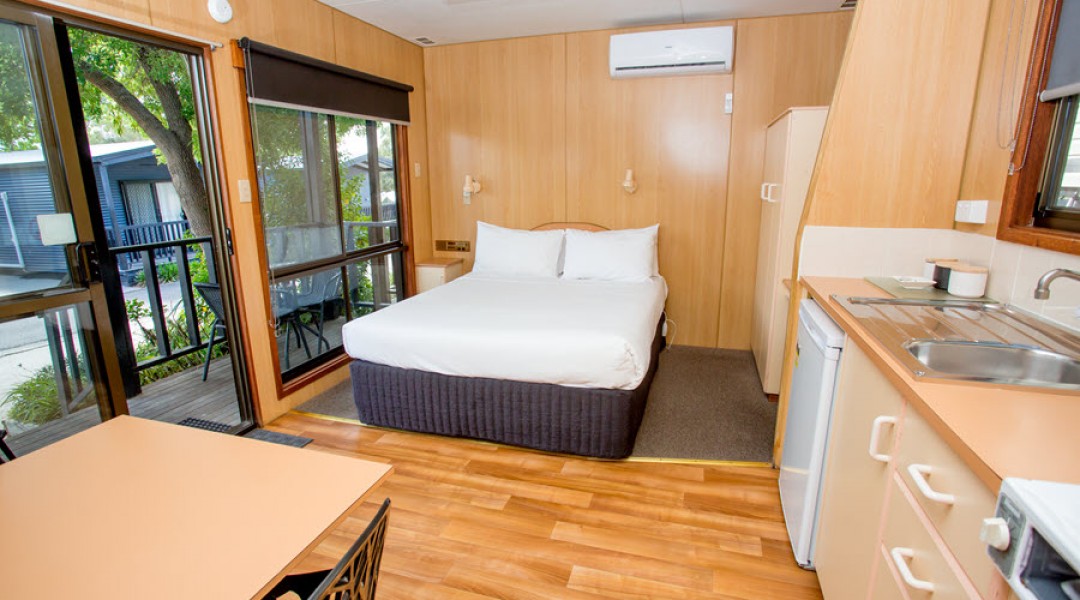 BIG4 Melbourne Accommodation Studio Cabin 2 berth 900px 6